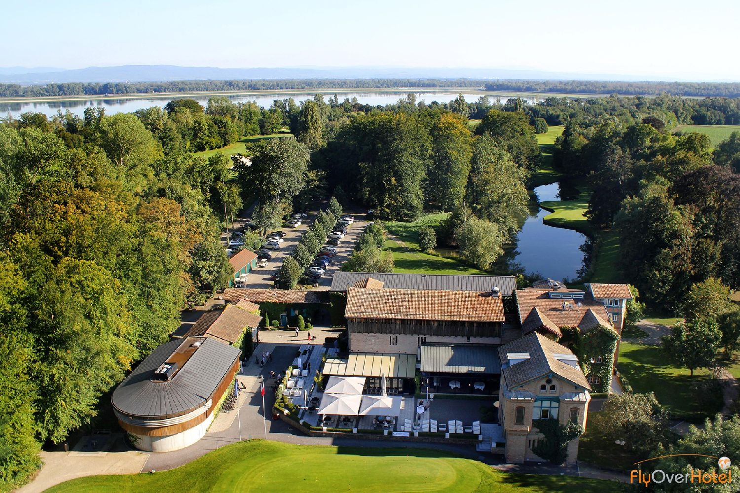 golf-expedition-golf-reizen-frankrijk-regio-elzas-le-kempferhof-drone-overzicht-van-accommodatie-parkeergelegenheid.jpg