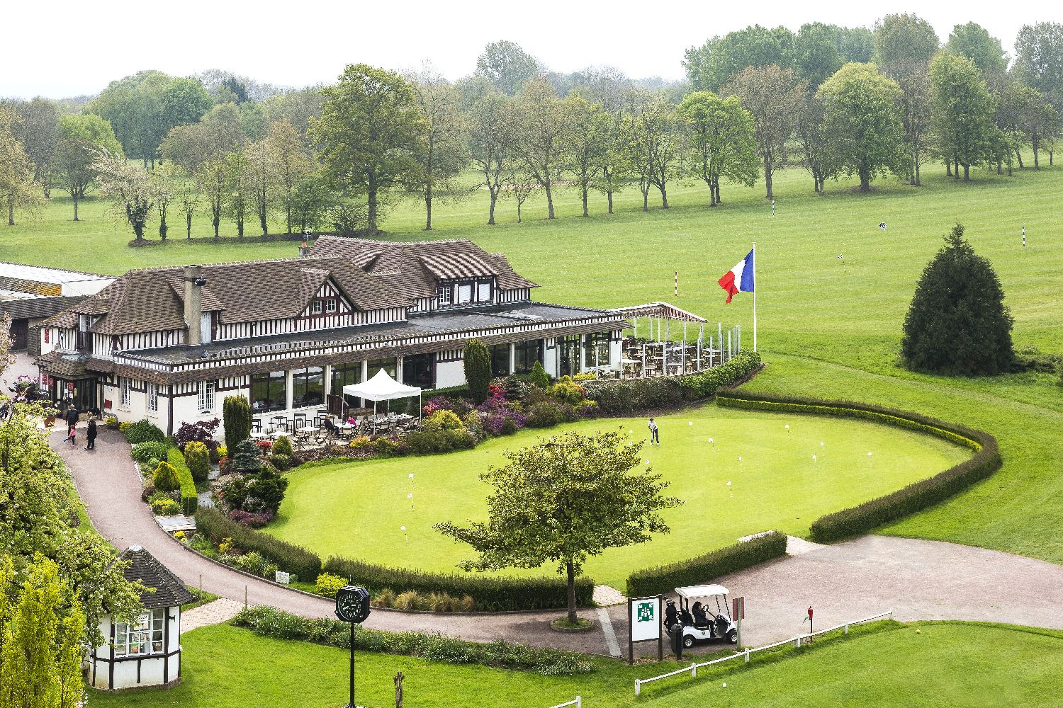 golf-expedition-golf-reizen-frankrijk-regio-normandië-hotel-du-golf-barriere-drone-restaurant-golfbaan-en-oefen-ruimte.jpg