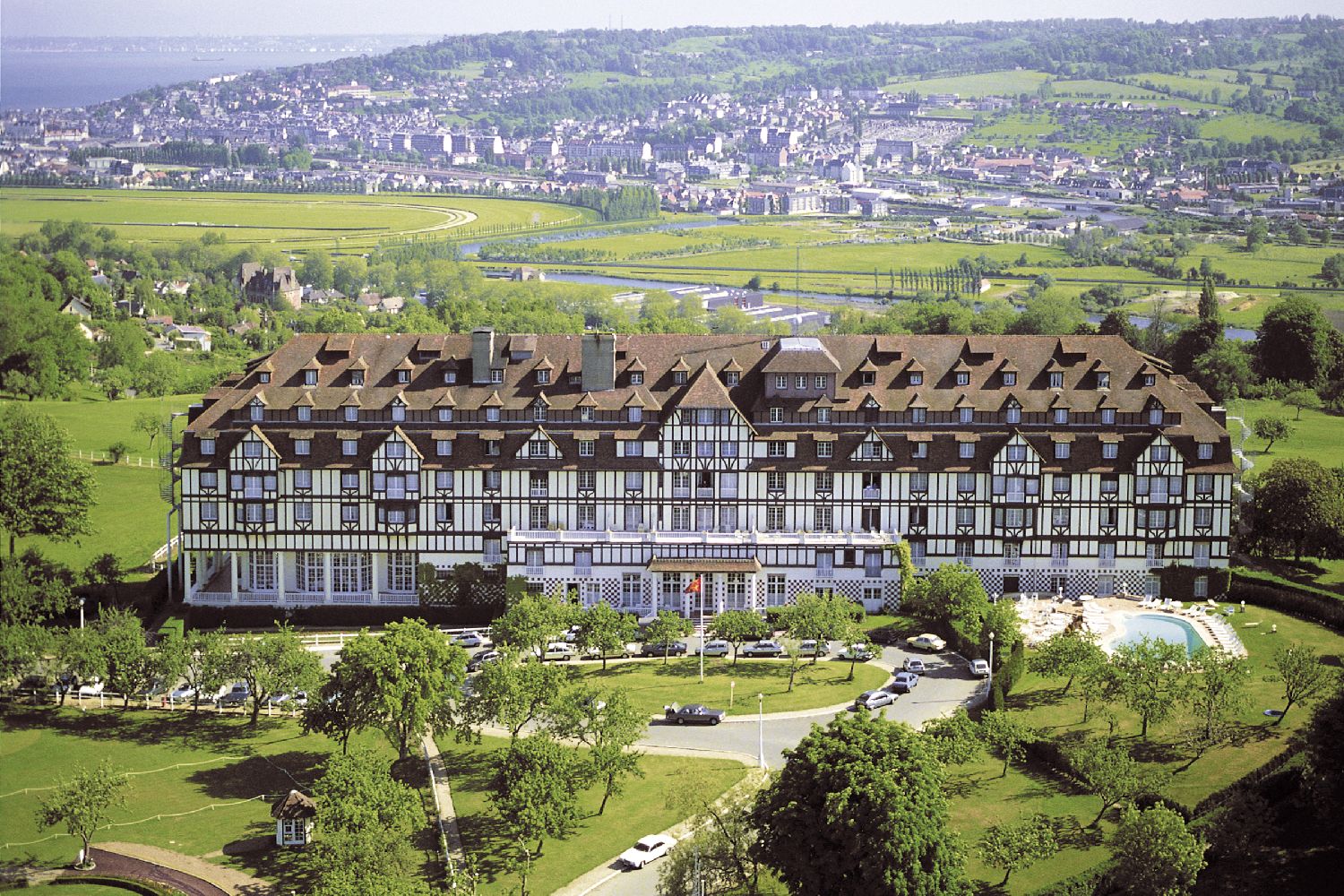 golf-expedition-golf-reizen-frankrijk-regio-normandië-hotel-du-golf-barriere-entree-hotel-drone.jpg