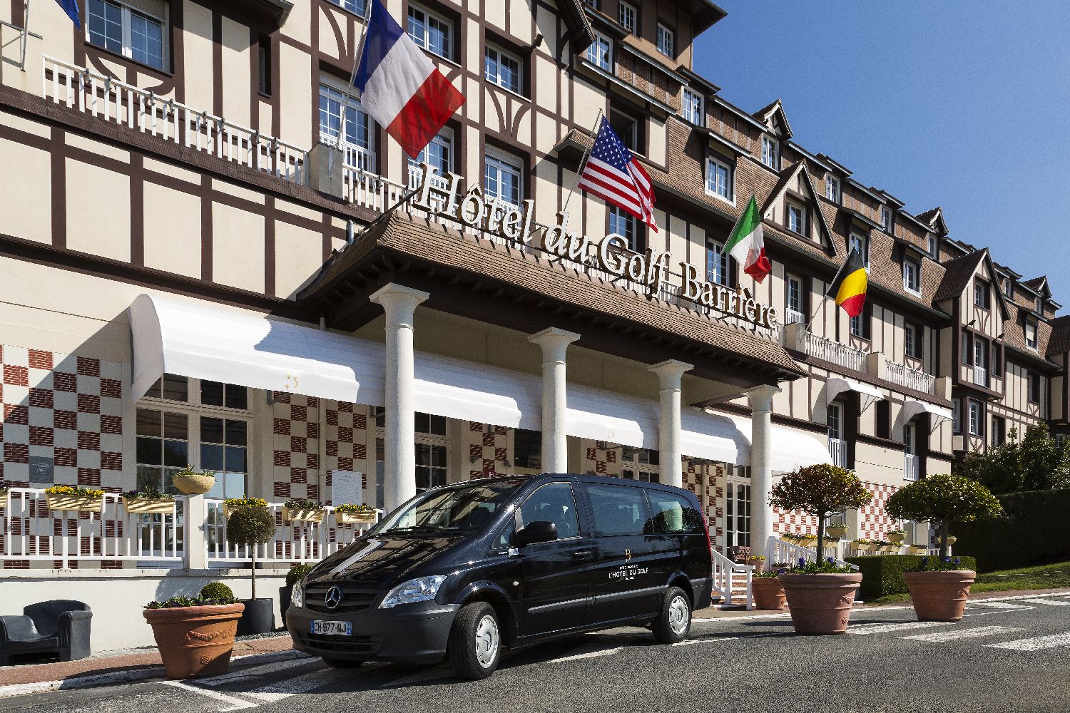 golf-expedition-golf-reizen-frankrijk-regio-normandië-hotel-du-golf-barriere-entree-hotel-met-taxi.jpg