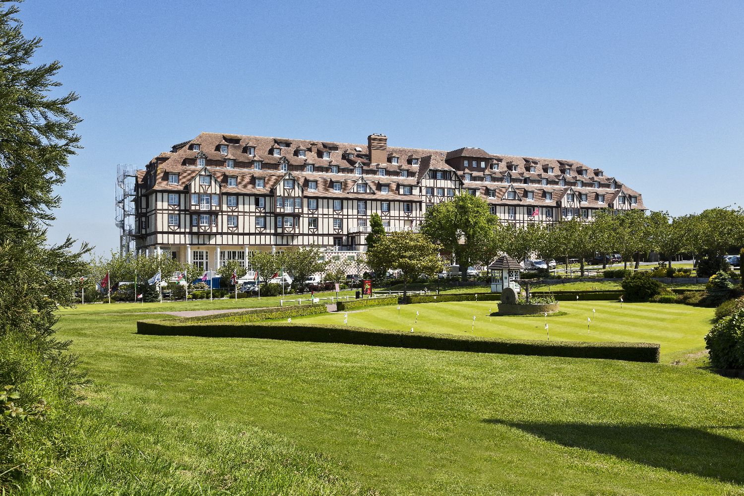 golf-expedition-golf-reizen-frankrijk-regio-normandië-hotel-du-golf-barriere-internationaal-hotel-met-golfbaan-parkeerplaats-en-oefen-ruimte.jpg