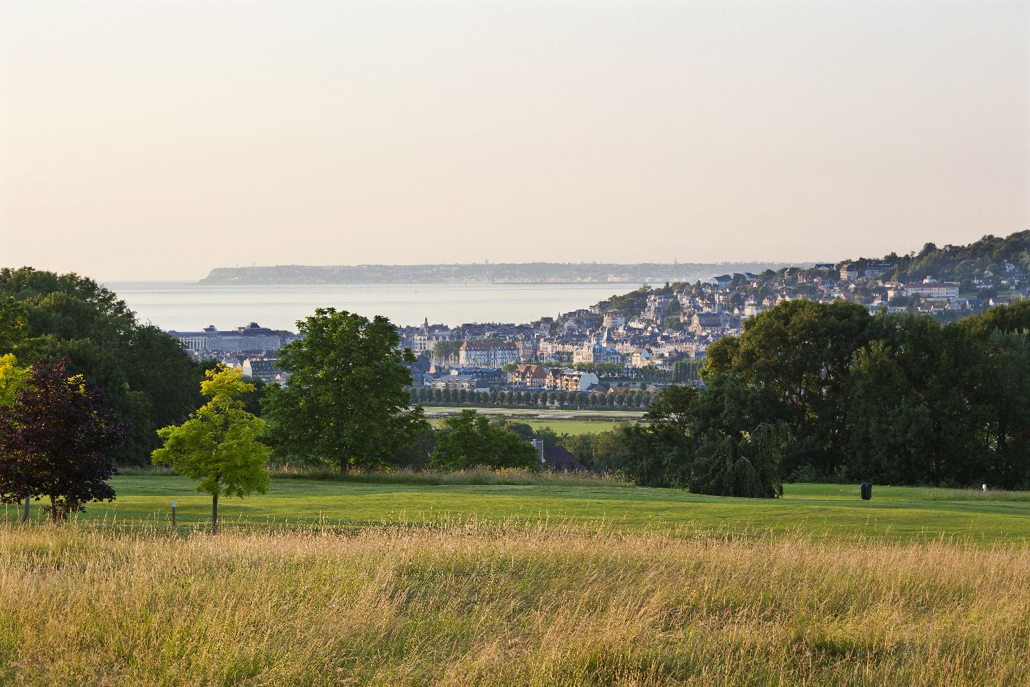 golf-expedition-golf-reizen-frankrijk-regio-normandië-hotel-du-golf-barriere-omgeving-met-zee-achtergrond.jpg