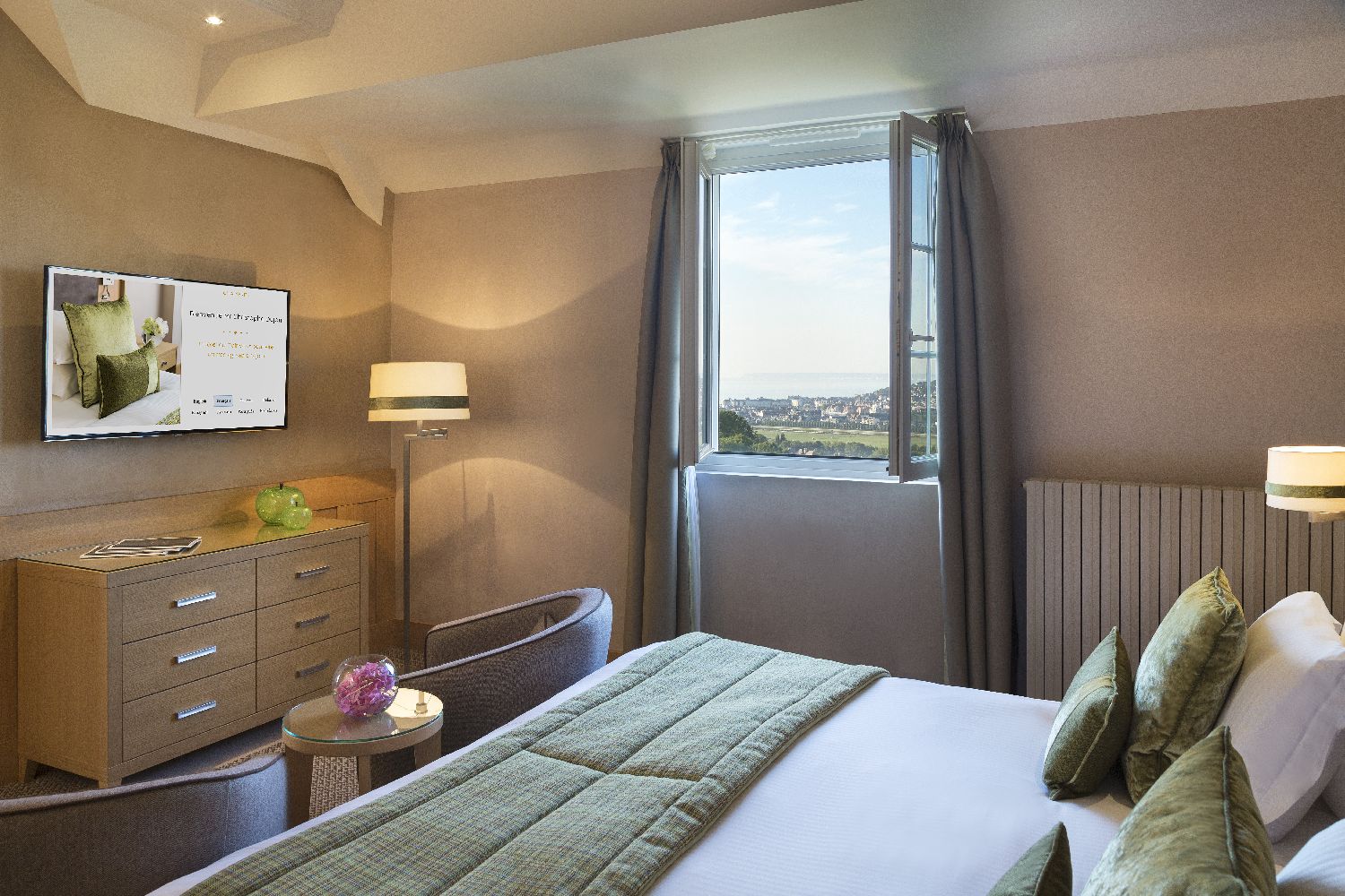 golf-expedition-golf-reizen-frankrijk-regio-normandië-hotel-du-golf-barriere-slaapkamer-met-tv-kast-en-uitzicht-op-omgeving.jpg.