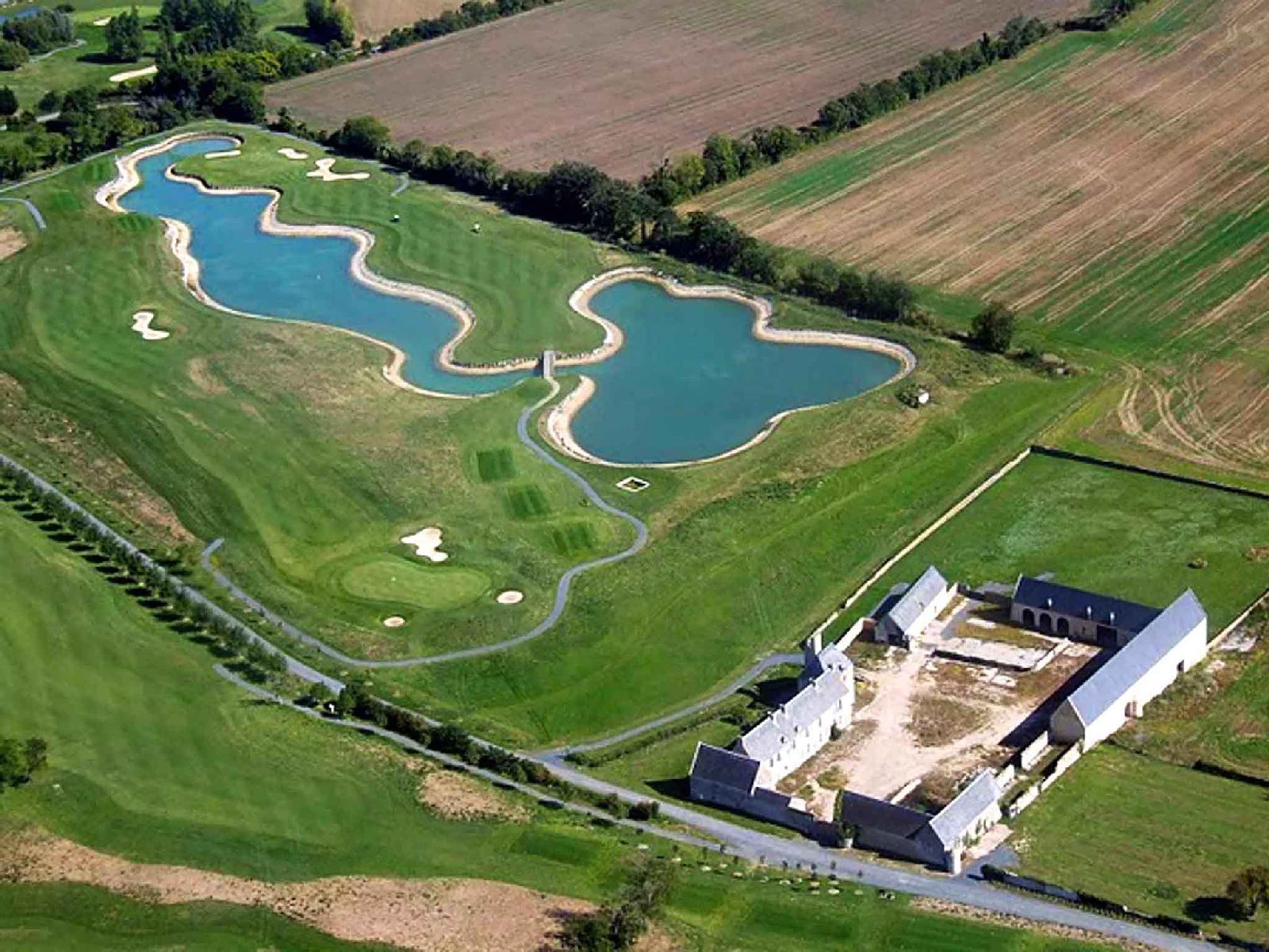 golf-expedition-golf-reizen-frankrijk-regio-normandië-hotel-mercure-omaha-beach-drone-accommodatie-golfbaan-water-hazard.jpg