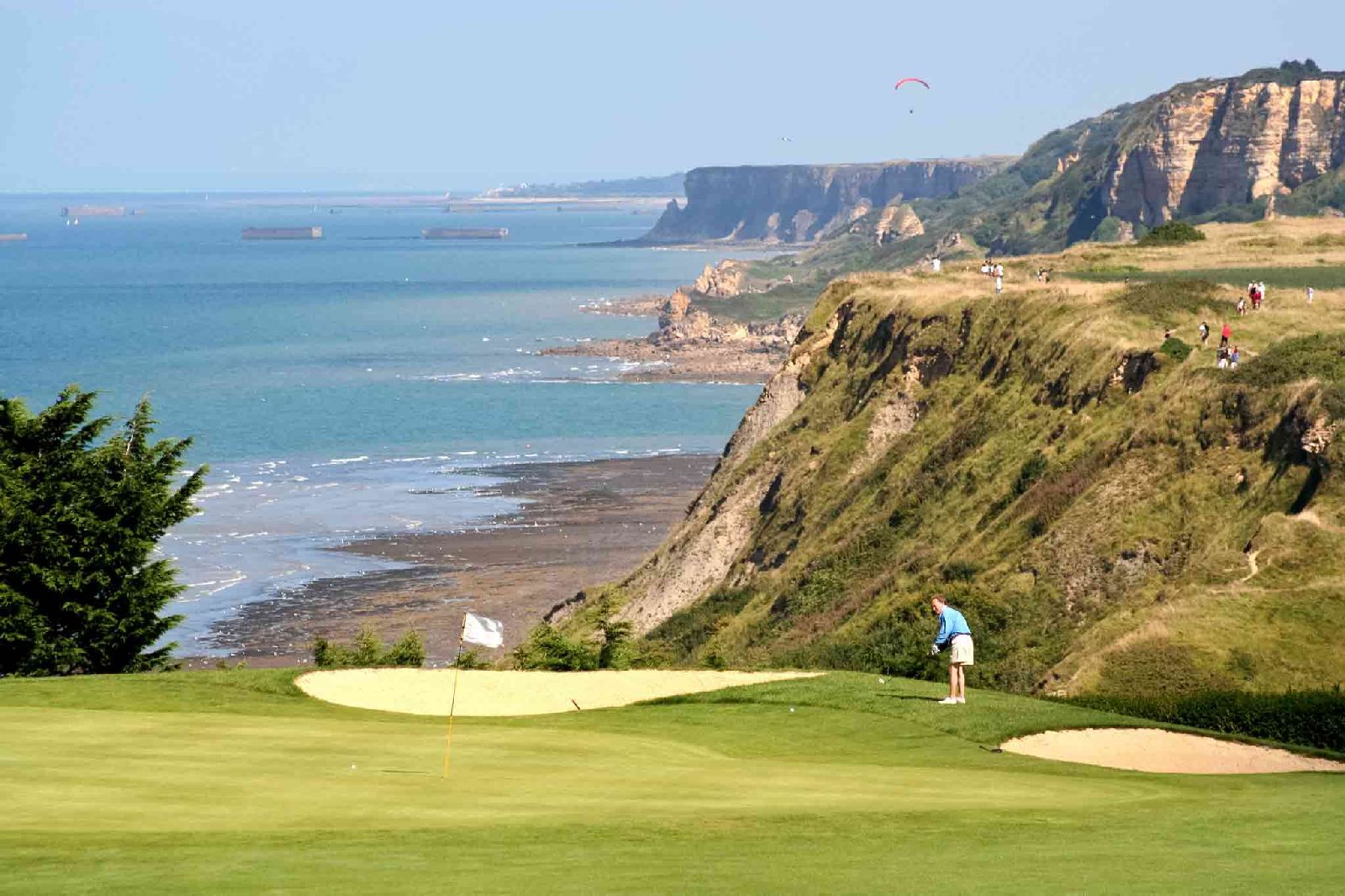 golf-expedition-golf-reizen-frankrijk-regio-normandië-hotel-mercure-omaha-beach-golfbaan-golfer-prachtig-uitzicht-op-zee.jpg