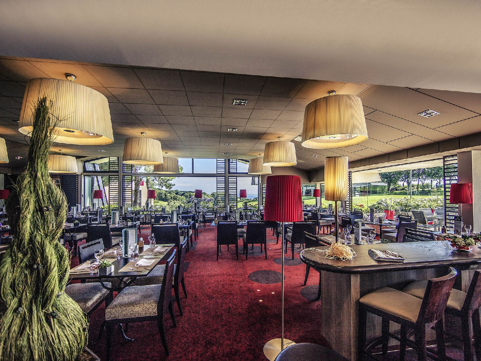 golf-expedition-golf-reizen-frankrijk-regio-normandië-hotel-mercure-omaha-beach-restaurant-rode-stijl.jpg