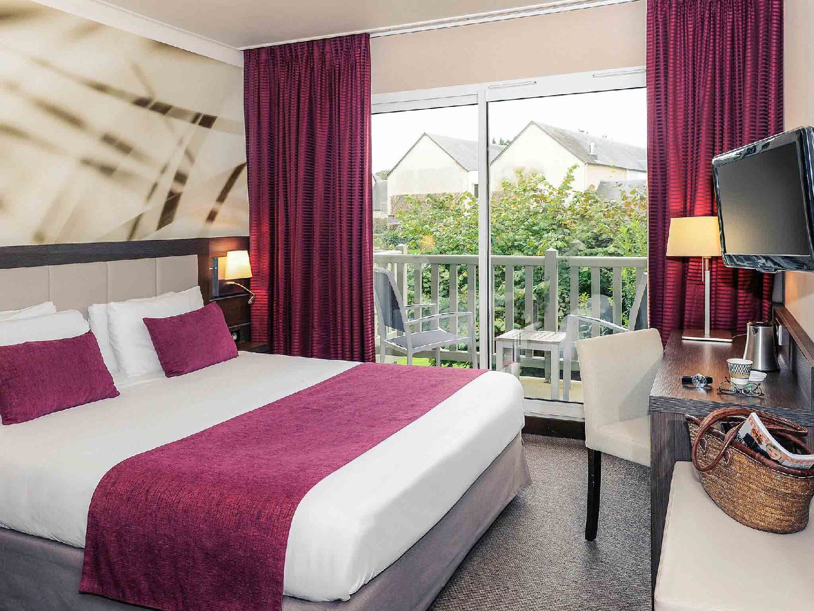 golf-expedition-golf-reizen-frankrijk-regio-normandië-hotel-mercure-omaha-beach-rood-wit-interieur-slaapkamer-met-balkon.jpg