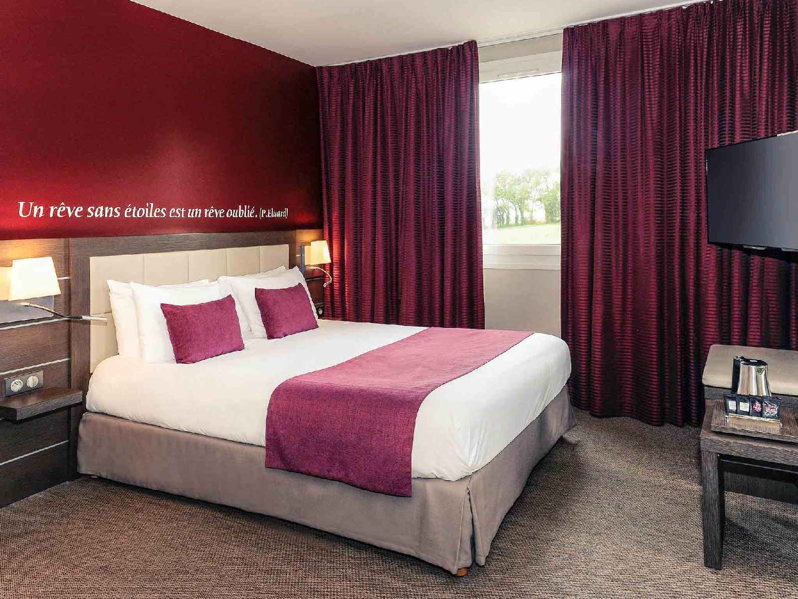 golf-expedition-golf-reizen-frankrijk-regio-normandië-hotel-mercure-omaha-beach-slaapkamer-rood-wit-interieur.jpg