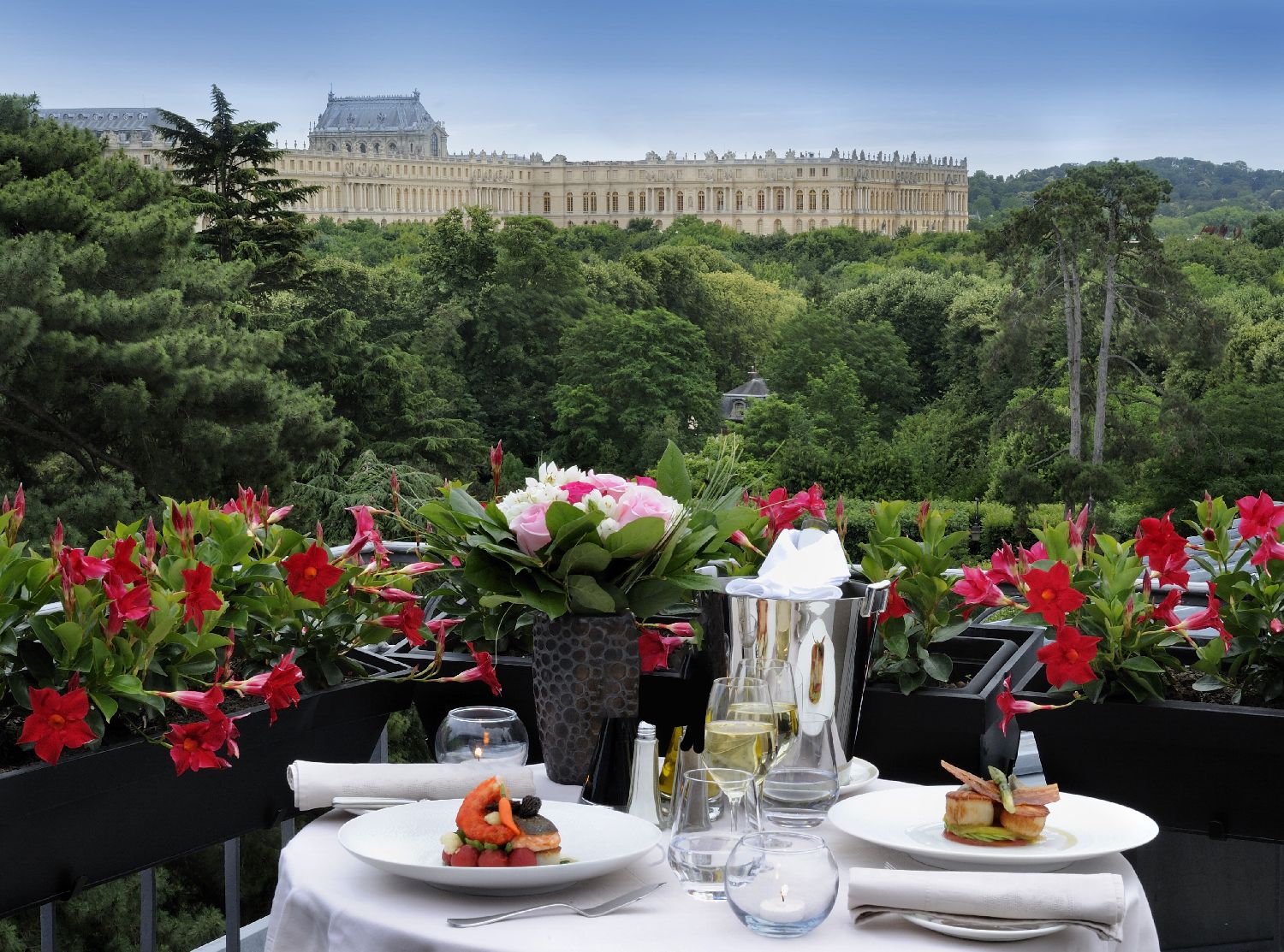 golf-expedition-golf-reizen-frankrijk-regio-parijs-trianon-palace-versailles-buffet-terras-uitzicht-op-landschap-kasteel.jpg