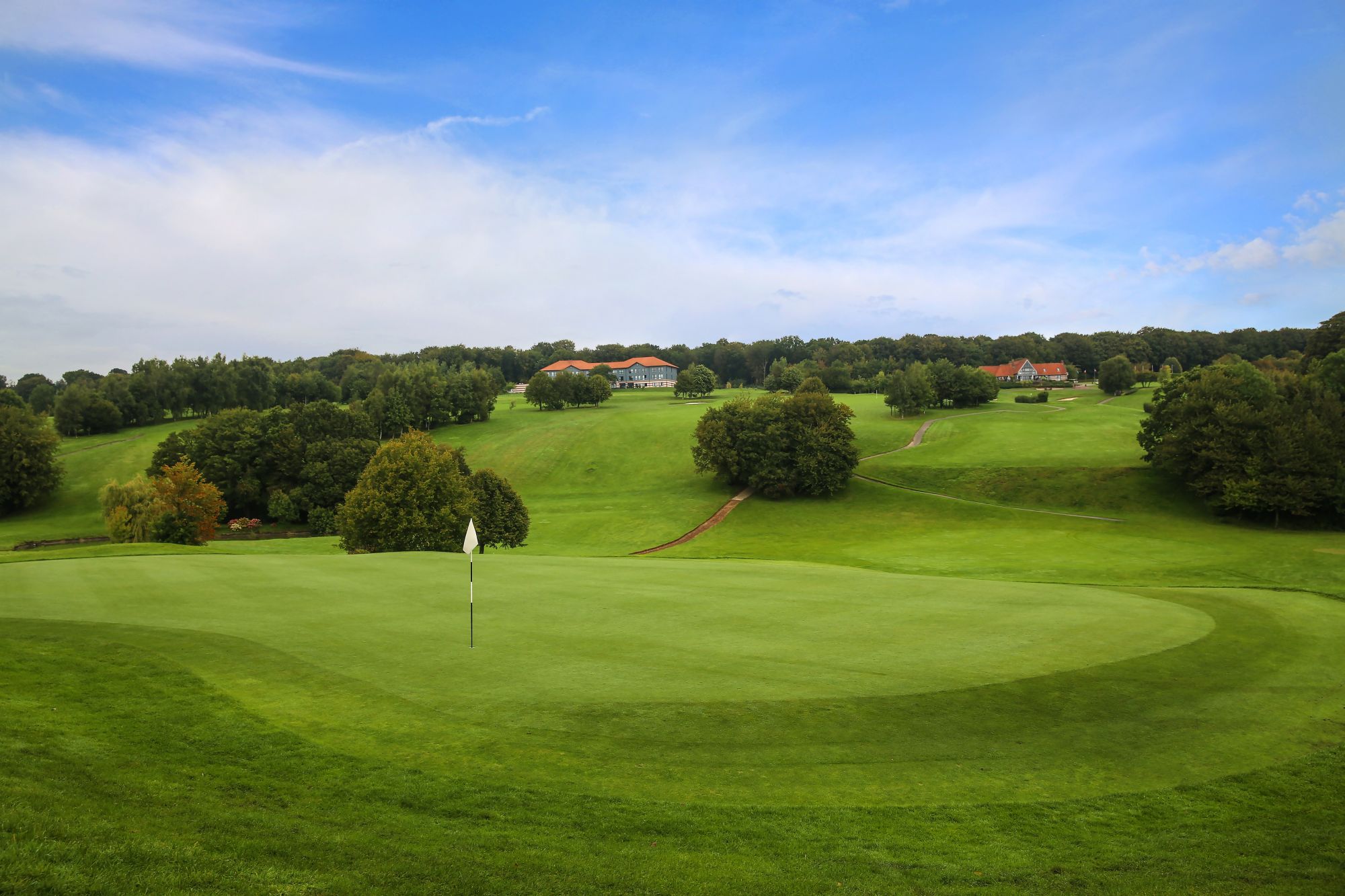golf-expedition-golf-reizen-frankrijk-regio-pas-de-calais-chateau-tilques-golfbaan-green-met-landschap.jpg