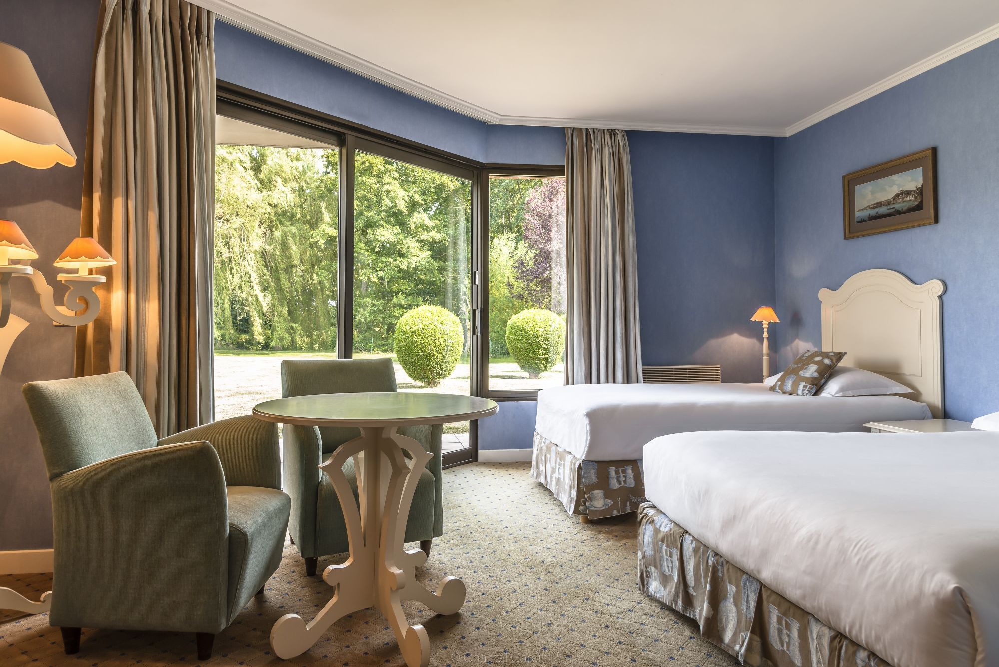 golf-expedition-golf-reizen-frankrijk-regio-pas-de-calais-chateau-tilques-luxe-slaapkamer-drie-personen-bureau-tafel-stoelen.jpg