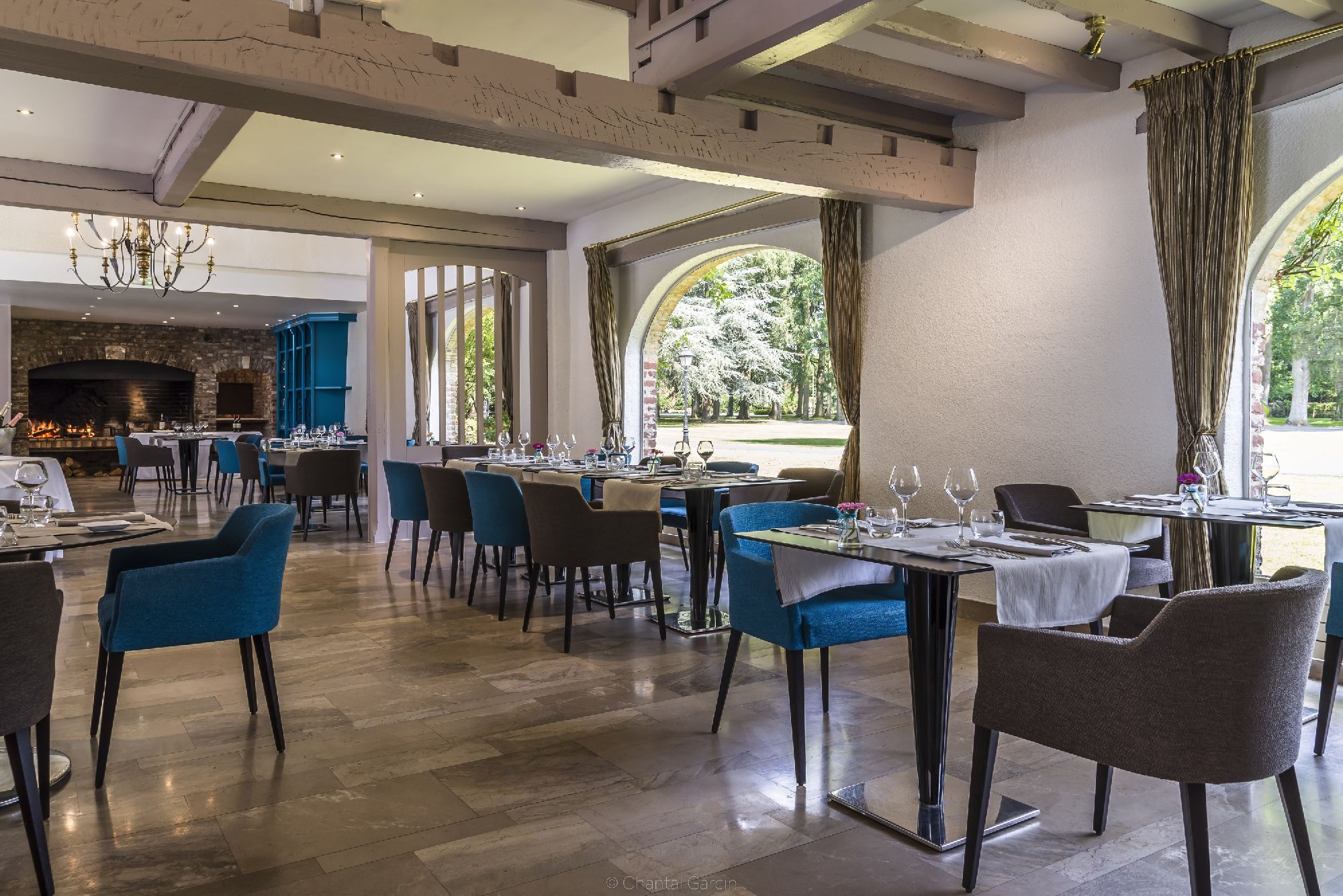 golf-expedition-golf-reizen-frankrijk-regio-pas-de-calais-chateau-tilques-restaurant-met-grote-openhaard.jpg