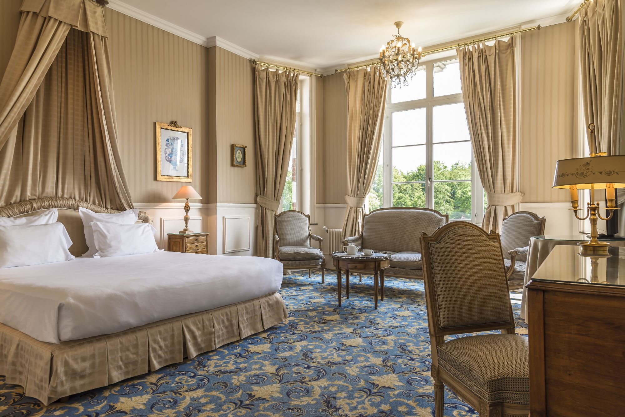 golf-expedition-golf-reizen-frankrijk-regio-pas-de-calais-chateau-tilques-slaapkamer-ingericht-met-klassieke-meubels.jpg