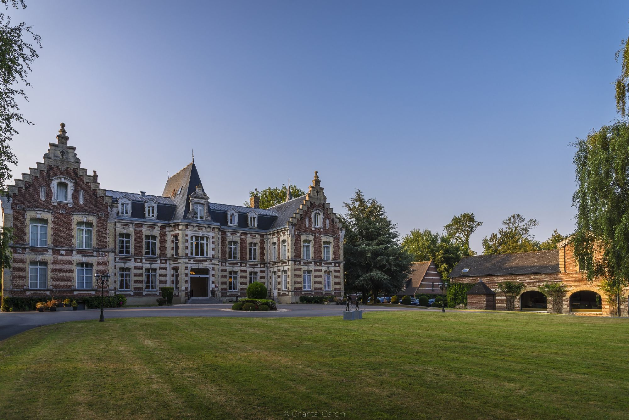 golf-expedition-golf-reizen-frankrijk-regio-pas-de-calais-chateau-tilques-villa-met-parkeerplaats-en-grasveld.jpg