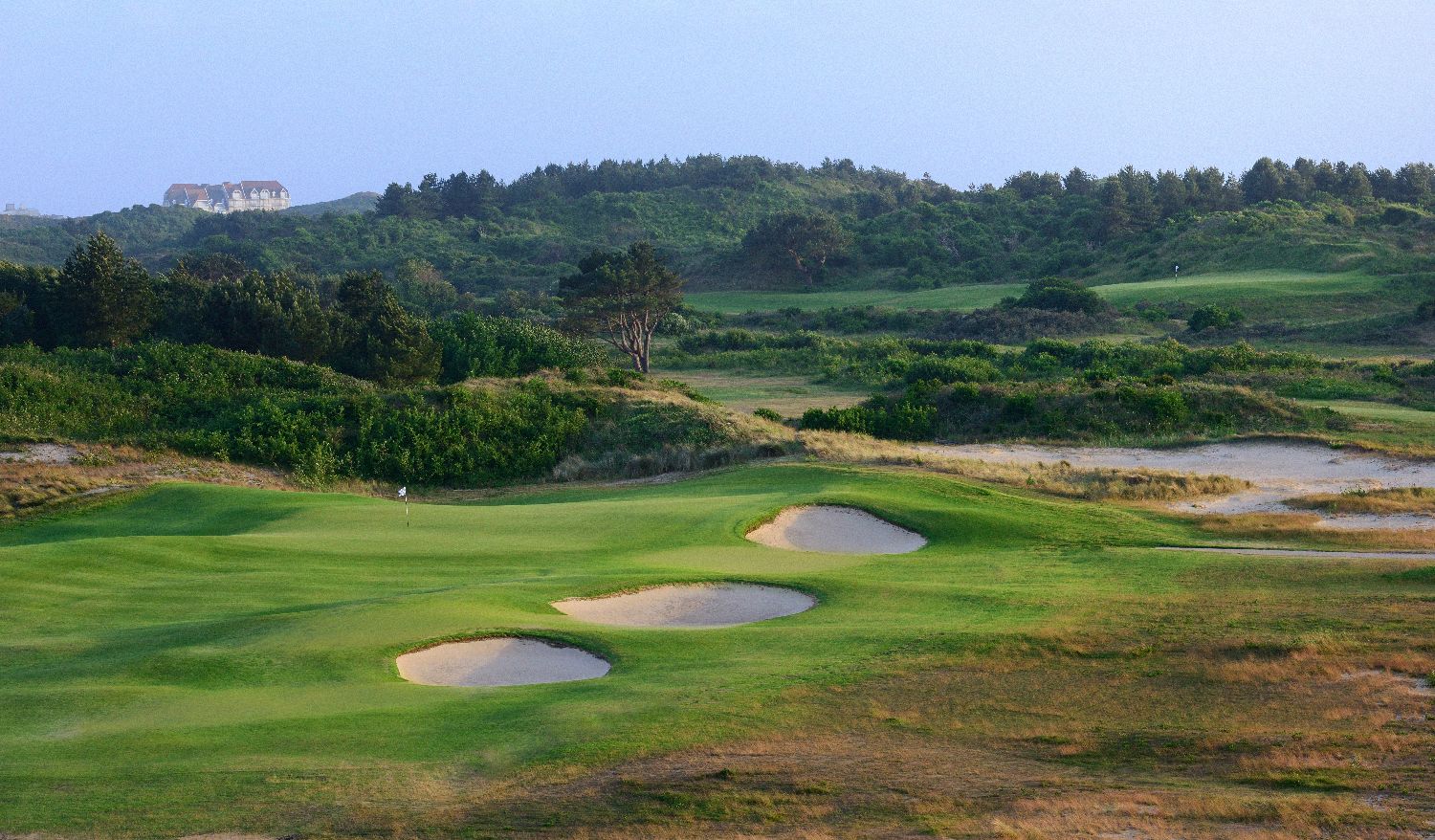 golf-expedition-golf-reizen-frankrijk-regio-pas-de-calais-hotel-barriere-le-westminster-golfbaan-met-bunker-golfbaan-met-drie-bunkers.jpg