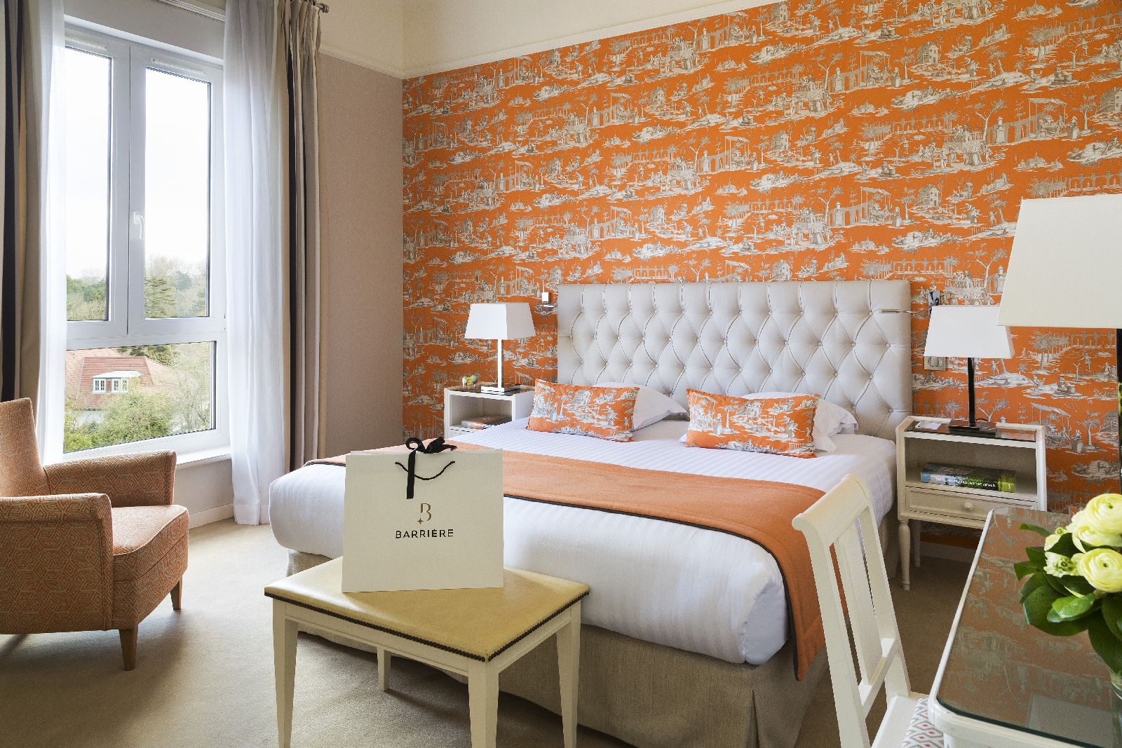 golf-expedition-golf-reizen-frankrijk-regio-pas-de-calais-hotel-barriere-le-westminster-slaapkamer-oranje-stijl-twee-personen-met-stoel.jpg