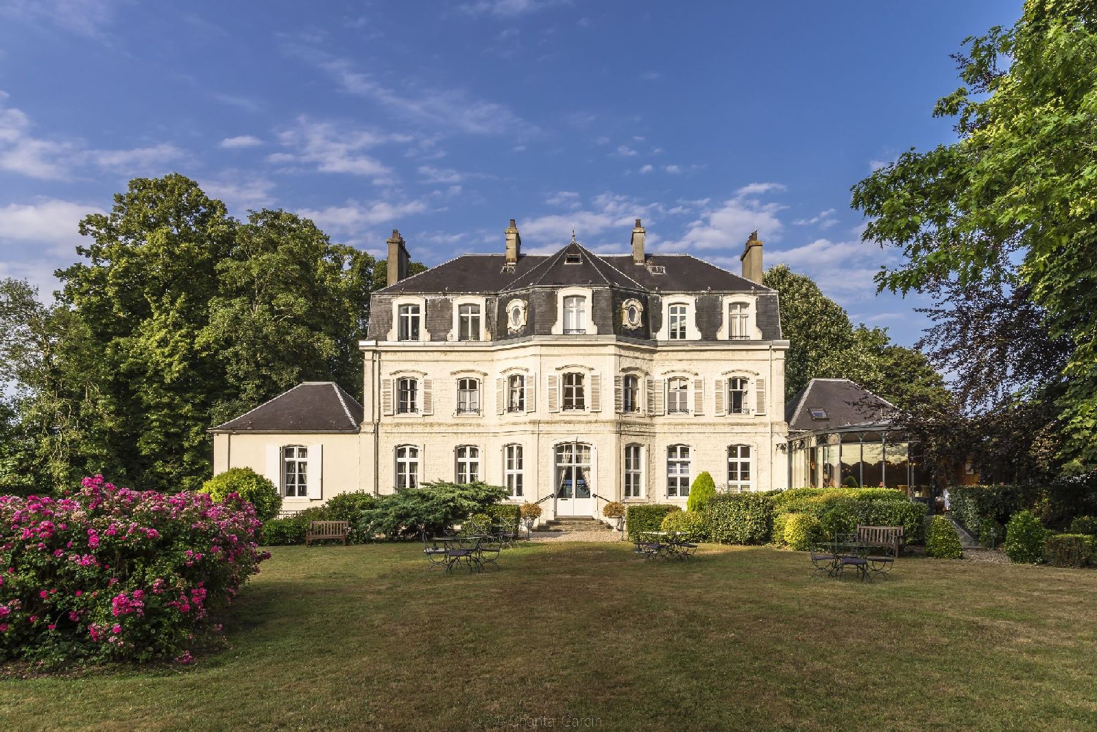 golf-expedition-golf-reizen-frankrijk-regio-pas-de-calais-hotel-cléry-entree-van-kasteel-met-tuin.jpg