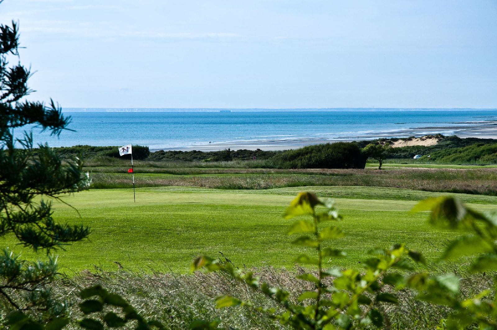 golf-expedition-golf-reizen-frankrijk-regio-pas-de-calais-hotel-cléry-golfbaan-met-green-achtergrond.jpg