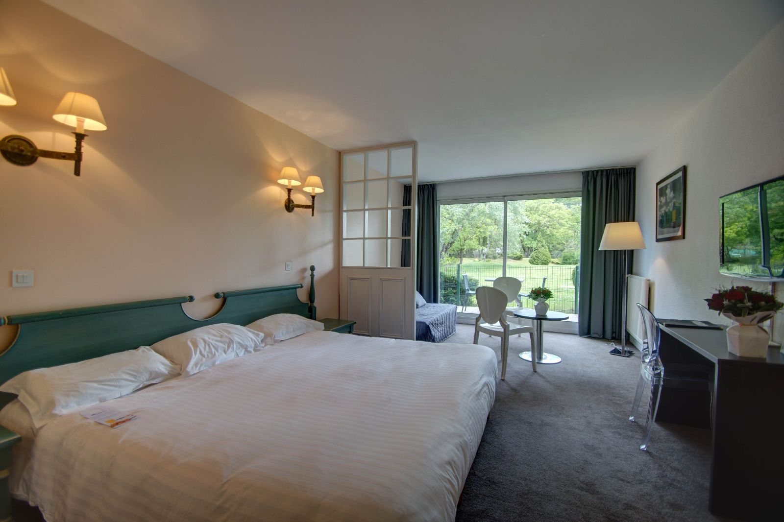 golf-expedition-golf-reizen-frankrijk-regio-pas-de-calais-hotel-du-parc-modern-ingerichte-slaapkamer-wit-balkon.jpg