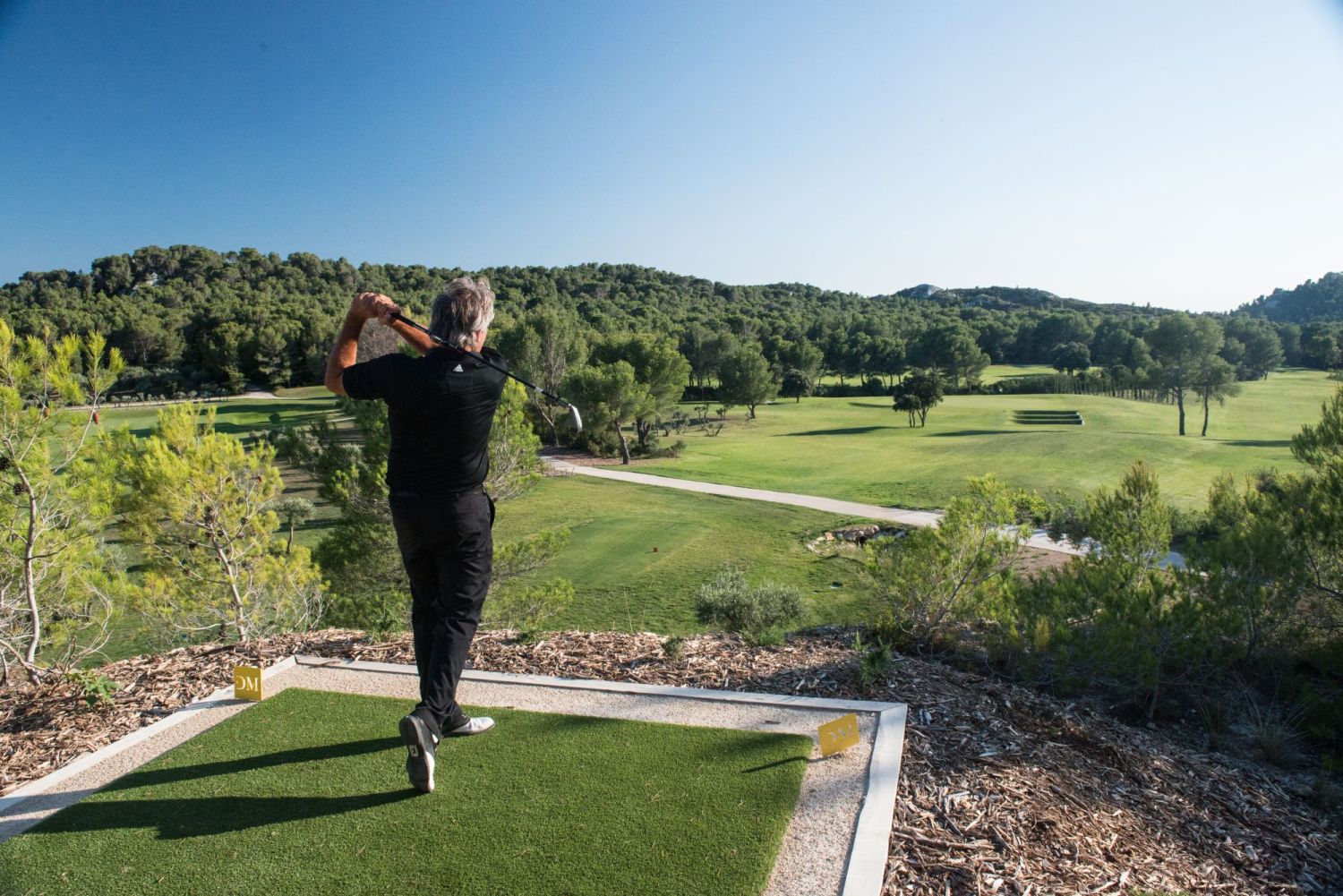 golf-expedition-golf-reizen-frankrijk-regio-provence-chateau-talaud-golfer-op-start-uitzicht-golfbaan.jpg