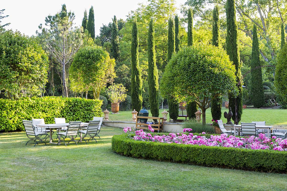 golf-expedition-golf-reizen-frankrijk-regio-provence-chateau-talaud-prachtige-tuin-met-tafel-en-stoelen.jpg