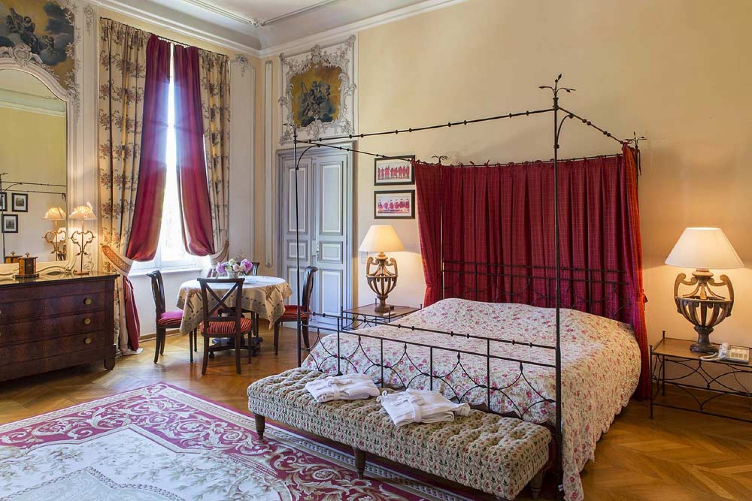 golf-expedition-golf-reizen-frankrijk-regio-provence-chateau-talaud-slaapkamer-twee-personen-klassieke-stijl-tafel-met-stoelen.jpg