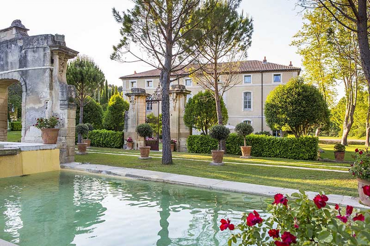 golf-expedition-golf-reizen-frankrijk-regio-provence-chateau-talaud-stijlvol-zwembad-met-chateau-achtergrond.jpg