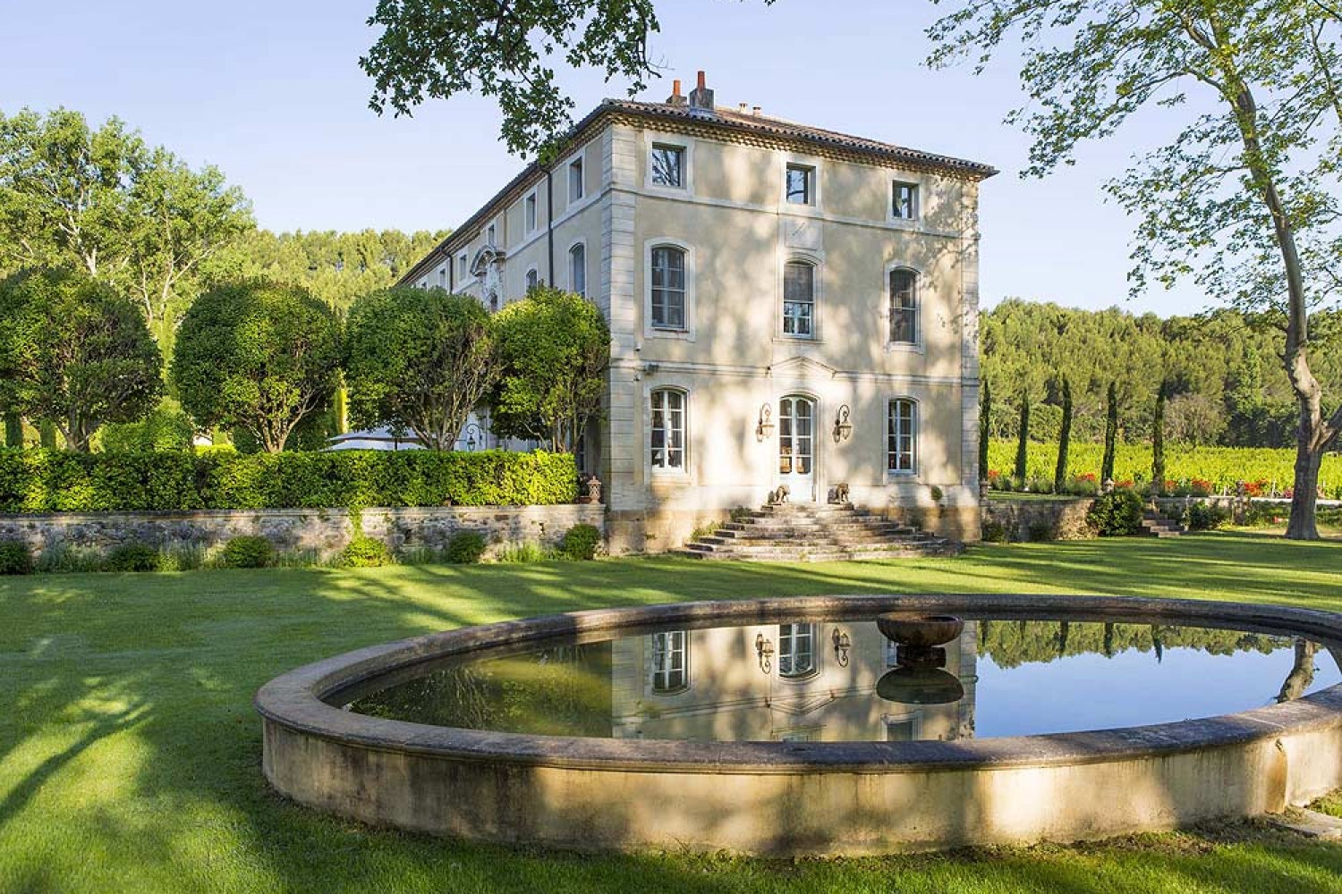 golf-expedition-golf-reizen-frankrijk-regio-provence-chateau-talaud-tuin-met-fontijn-gelegen-aan-chateau-prachtige-omgeving.jpg