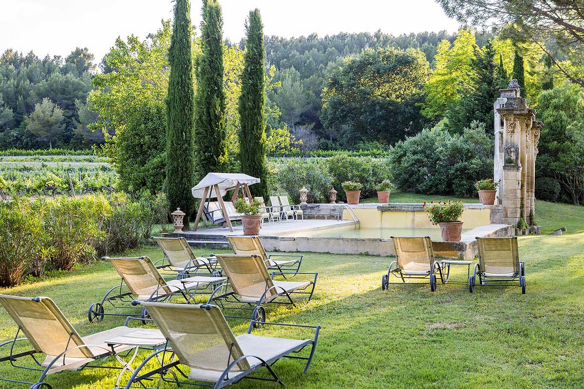 golf-expedition-golf-reizen-frankrijk-regio-provence-chateau-talaud-zwembad-met-uitzicht-op-wijngaard-en-ligbedden.jpg