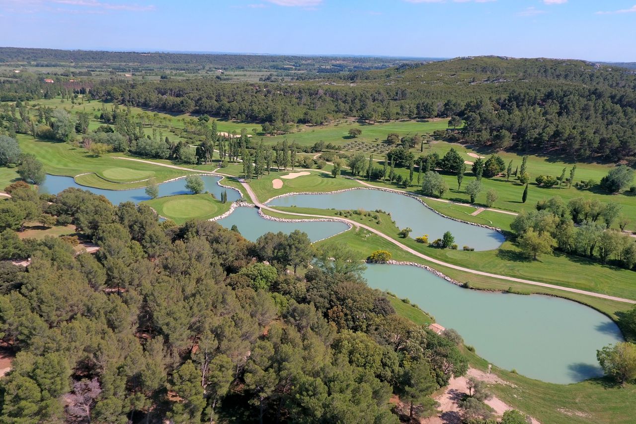 golf-expedition-golf-reizen-frankrijk-regio-provence-domaine-les-serres-golfbaan-natuurlijke-omgeving-water-hazard.jpg