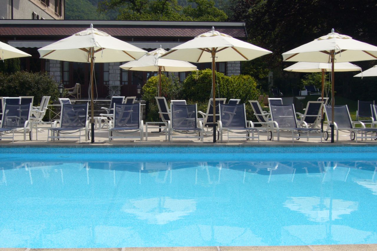 golf-expedition-golf-reizen-frankrijk-regio-rhone-alpes-cottage-bise-luxe-zwembad-parasol-ligbedden.jpg