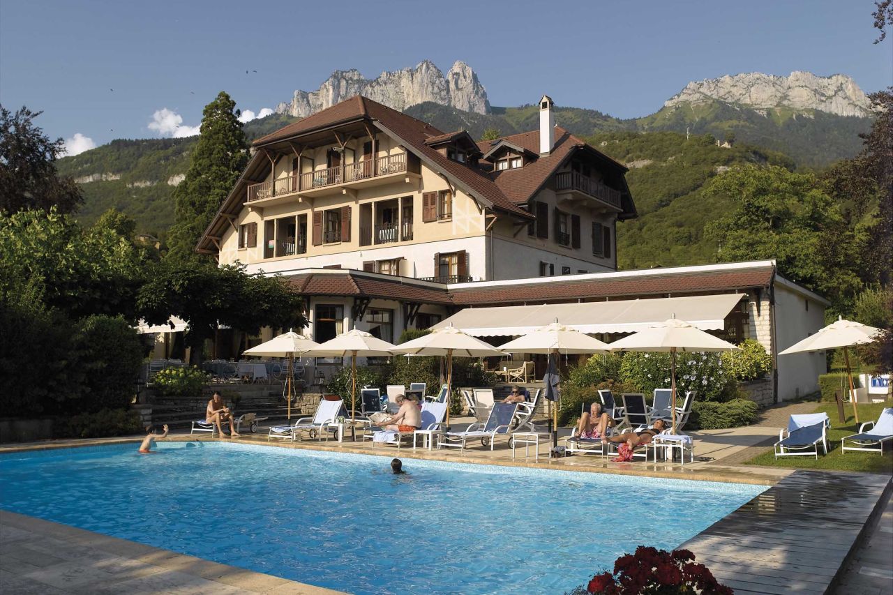 golf-expedition-golf-reizen-frankrijk-regio-rhone-alpes-cottage-bise-zwembad-bij-hotel.jpg