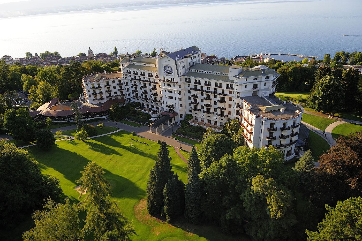 golf-expedition-golf-reizen-frankrijk-regio-rhone-alpes-evian-royal-resort-drone-hotel-zee.jpg