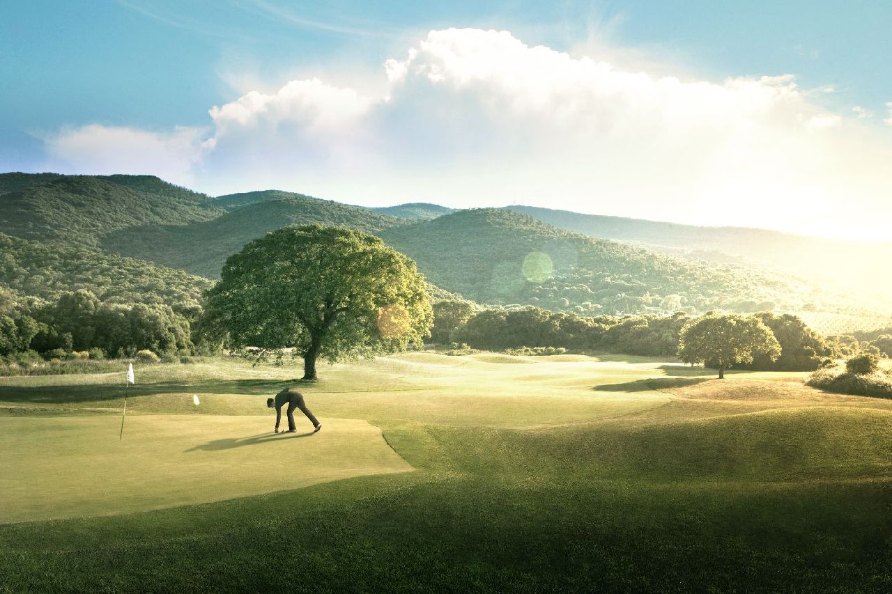 golf-expedition-golf-reizen-italie-toscane-argentario-golf-en-spa-resort-golfer-op-green-bergen-zon-ondergang.jpg