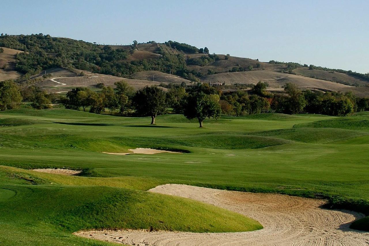 golf-expedition-golf-reizen-italie-toscane-terme-di-saturnia-spa-en-golf-resort-golfbaan-met-bunker.jpg
