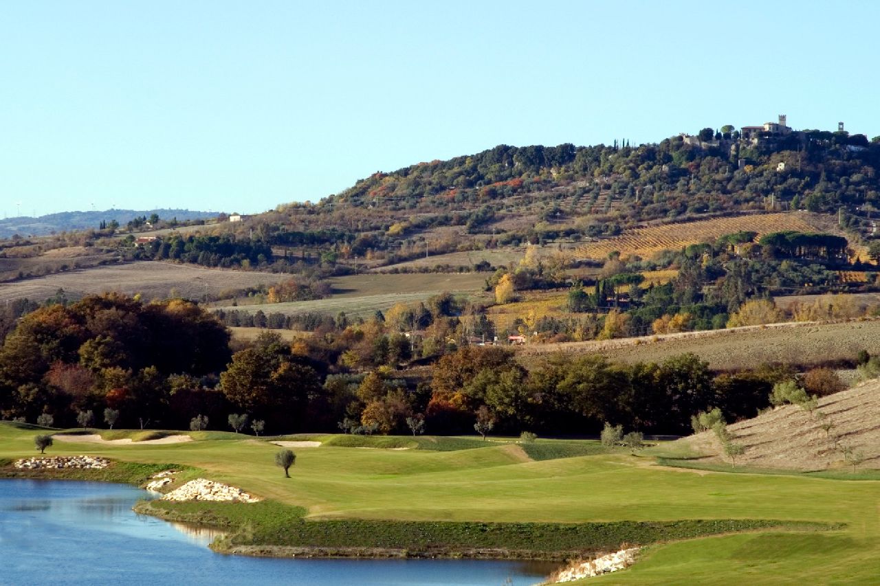 golf-expedition-golf-reizen-italie-toscane-terme-di-saturnia-spa-en-golf-resort-water-hazard-golfbaan-bergen.jpg