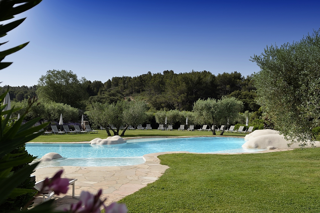 golf-expedition-golf-reizen-regio-provence-Mas-De-L'Ouilivé-grasveld-zwembad-ligbedden
