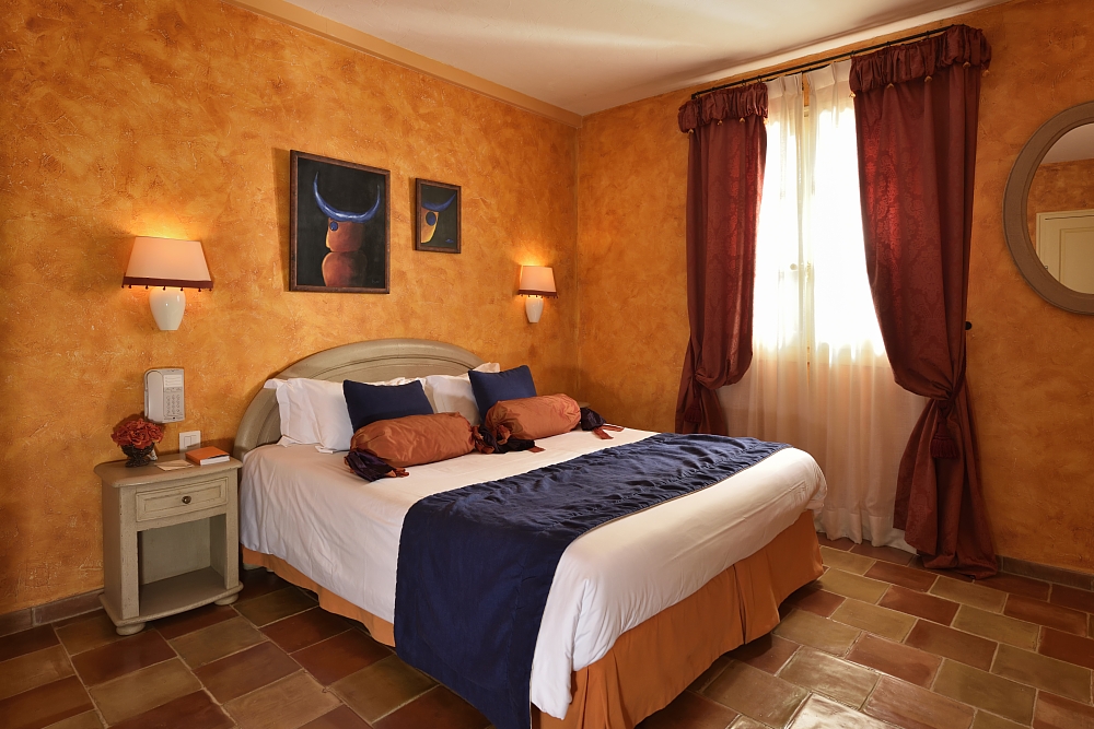 golf-expedition-golf-reizen-regio-provence-Mas-De-L'Ouilivé-slaapkamer-oranje