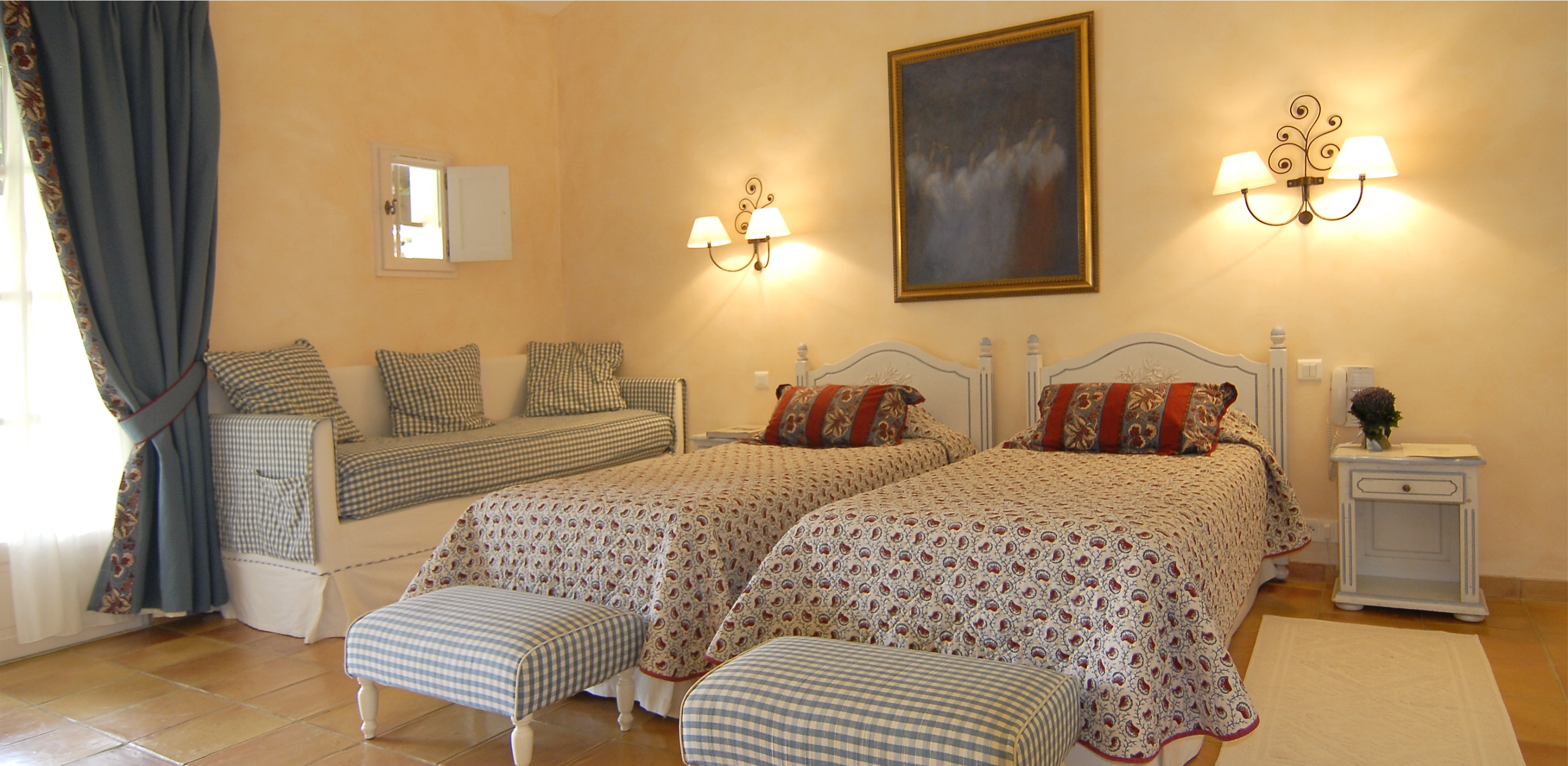 golf-expedition-golf-reizen-regio-provence-Mas-De-L'Ouilivé-twee-losse-bedden-bank-slaapkamer