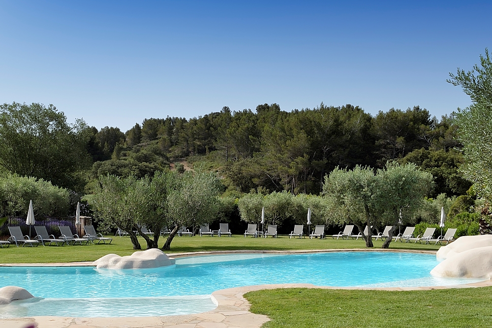 golf-expedition-golf-reizen-regio-provence-Mas-De-L'Ouilivé-zwembad-grasveld-ligbedden
