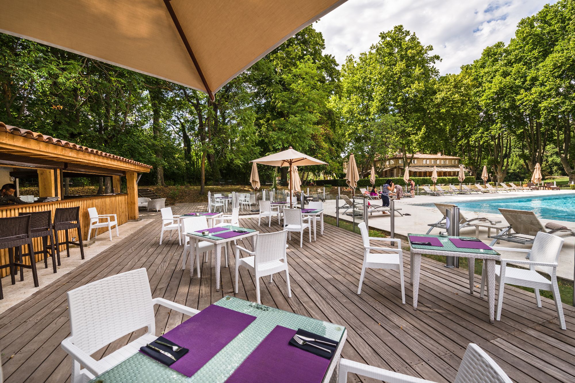 golf-expedition-golf-reizen-regio-provence-Moulin-de-vernegues-restaurant-bar-aan-zwembad-terras