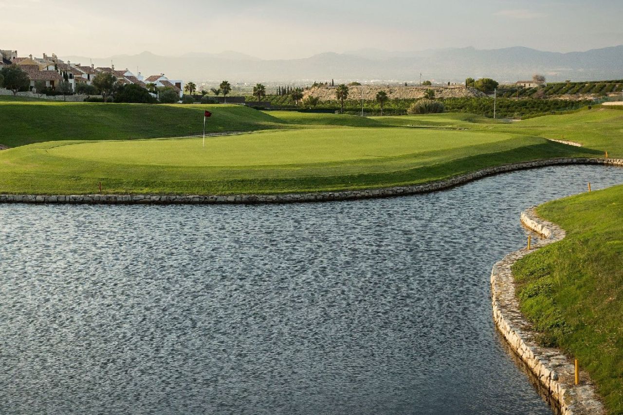 golf-expedition-golf-reizen-spanje-regio-alicante-la-finca-golf-resort-water-hazard-bij-golfbaan.jpg