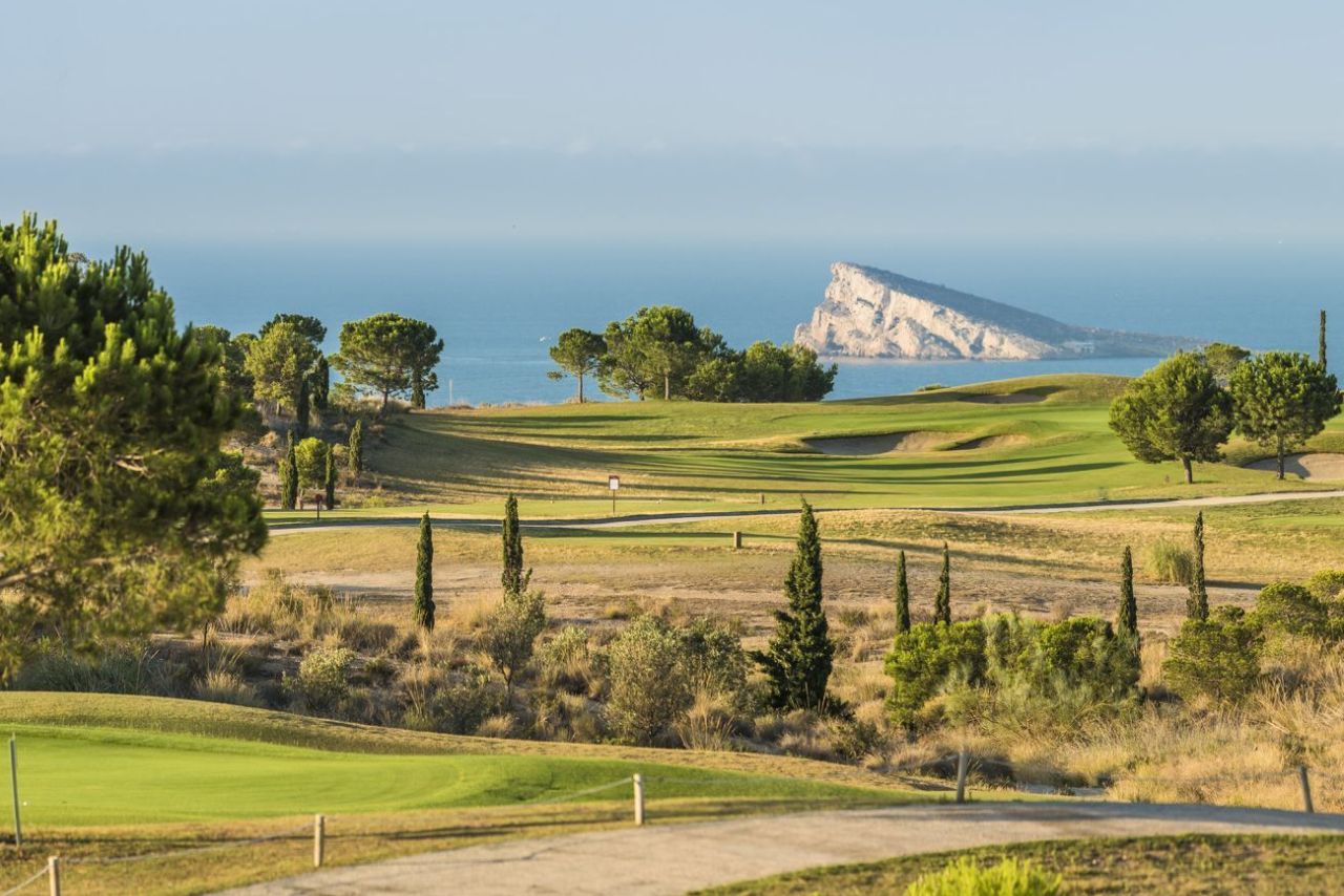 golf-expedition-golf-reizen-spanje-regio-alicante-melia-villaitana-golf-resort-golfbaan-met-zee-uitzicht.jpg