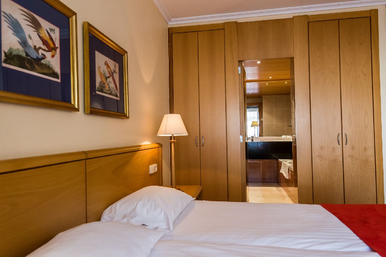 golf-expedition-golf-reizen-spanje-regio-girono-hotel-barcarola-slaapkamer-kunst-opbergruimte-badkamer.jpg