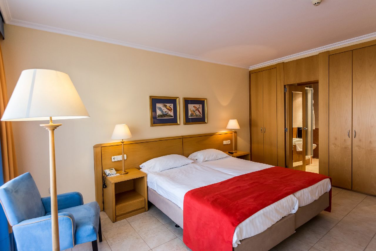 golf-expedition-golf-reizen-spanje-regio-girono-hotel-barcarola-slaapkamer-met-opbergruimte.jpg