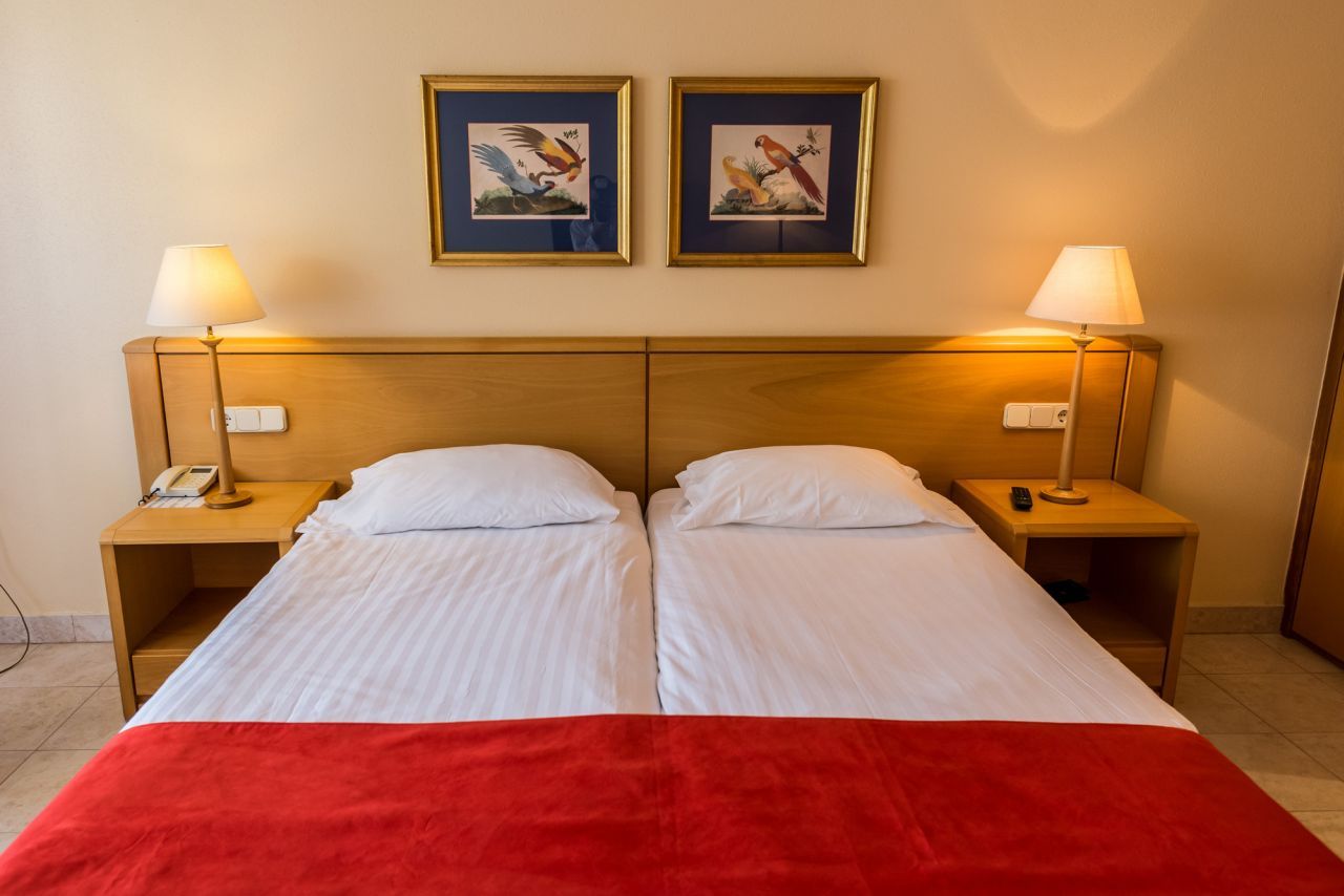 golf-expedition-golf-reizen-spanje-regio-girono-hotel-barcarola-slaapkamer-twee-personen-met-kunst.jpg