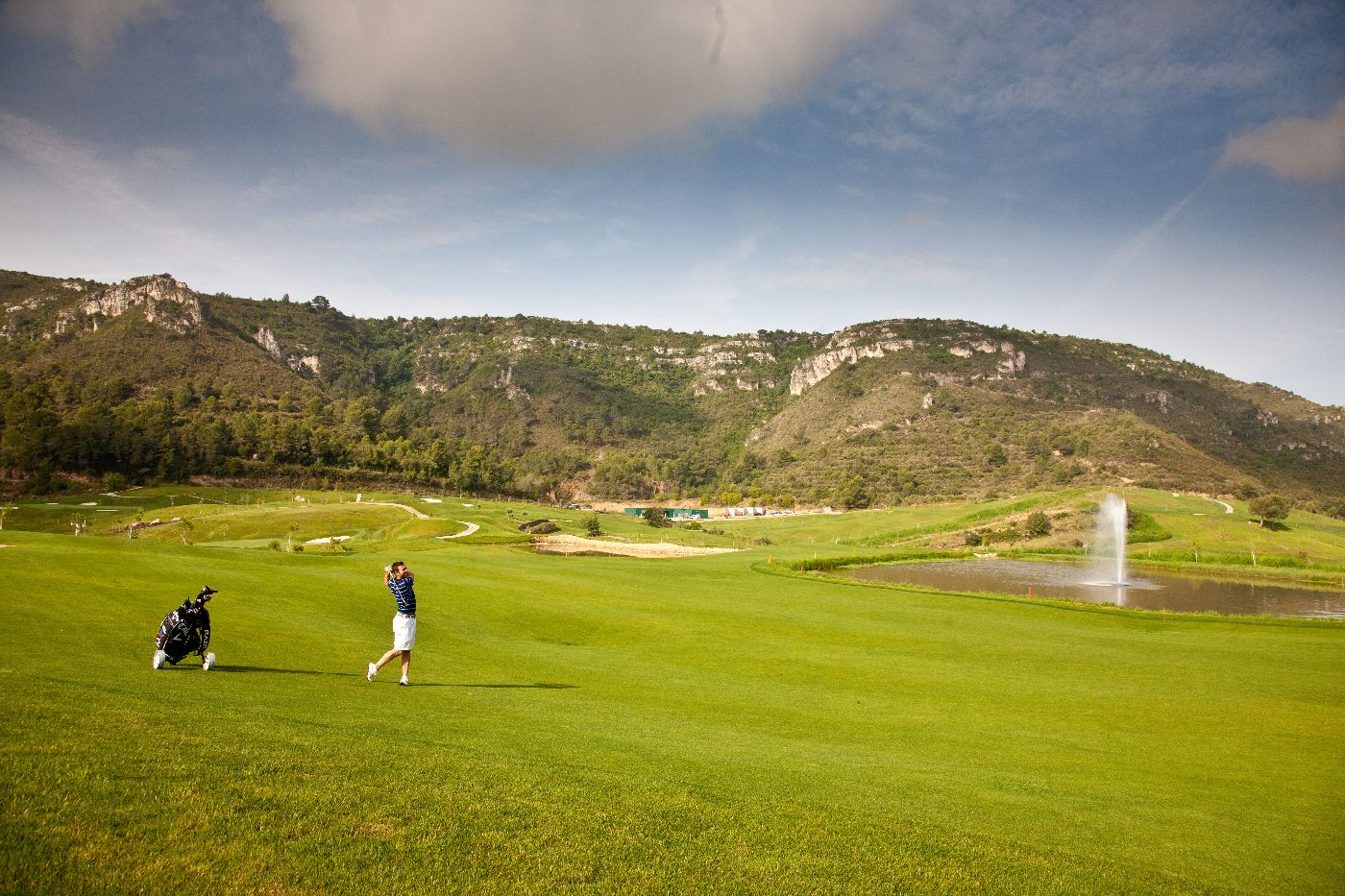 golf-expedition-golf-reizen-spanje-regio-valencia-parador-el-saler-golfer-op-golfbaan-bergen.jpg