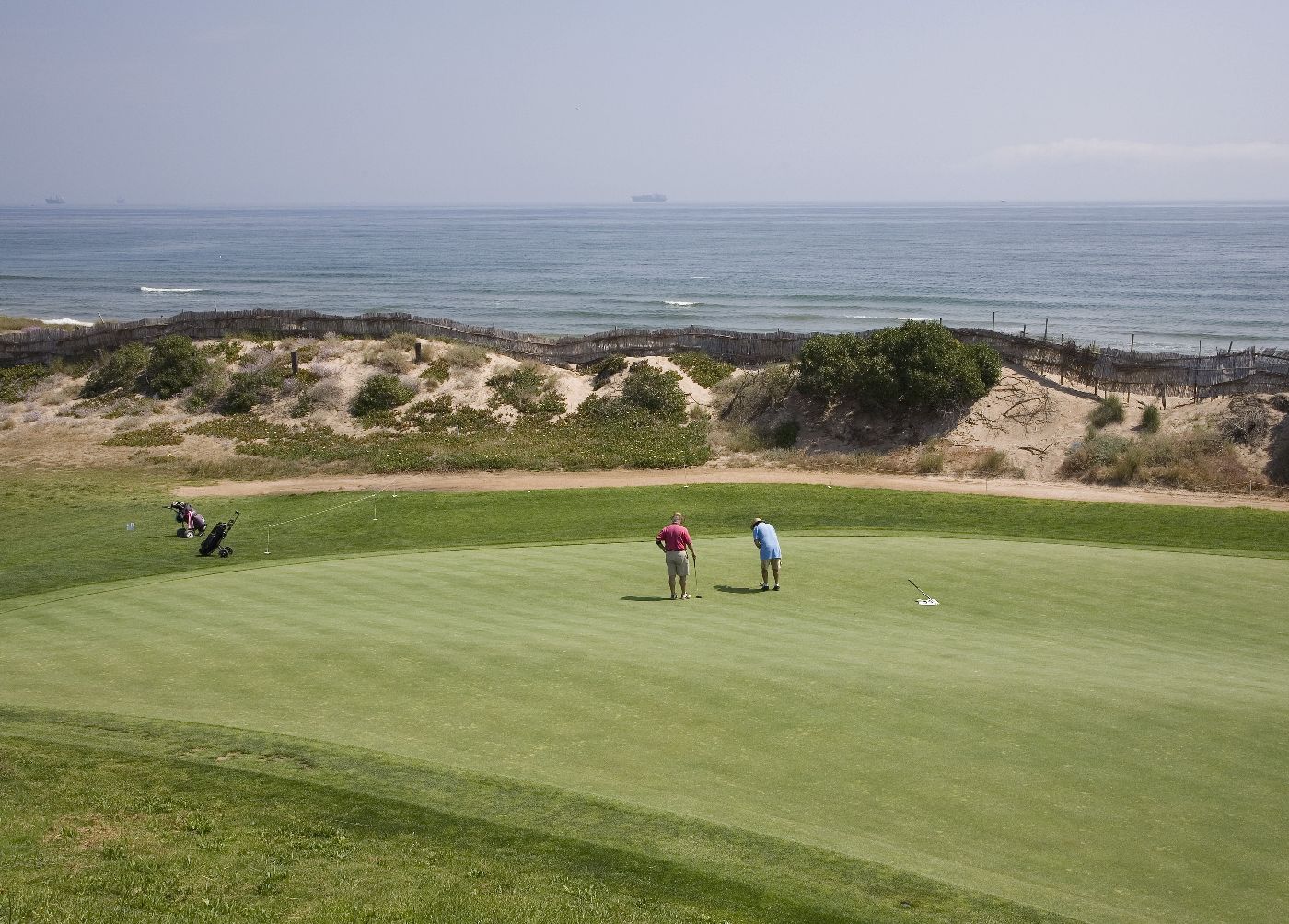 golf-expedition-golf-reizen-spanje-regio-valencia-parador-el-saler-golfers-op-green-zee.jpg