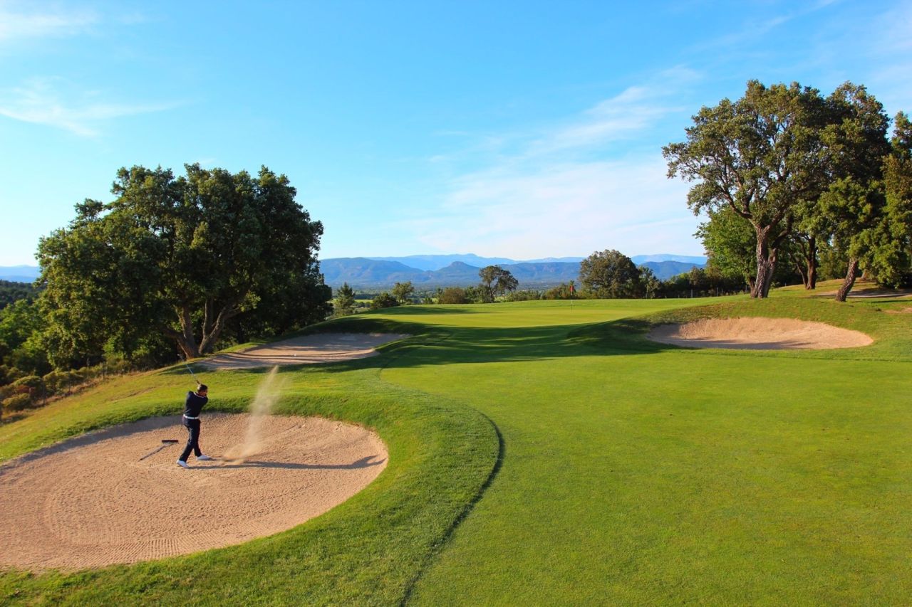golf-expedition-golf-reizen-frank-regio-cote-d'azur-villa-la-brunhyere-golfer-in-bunker-golfbaan.jpg
