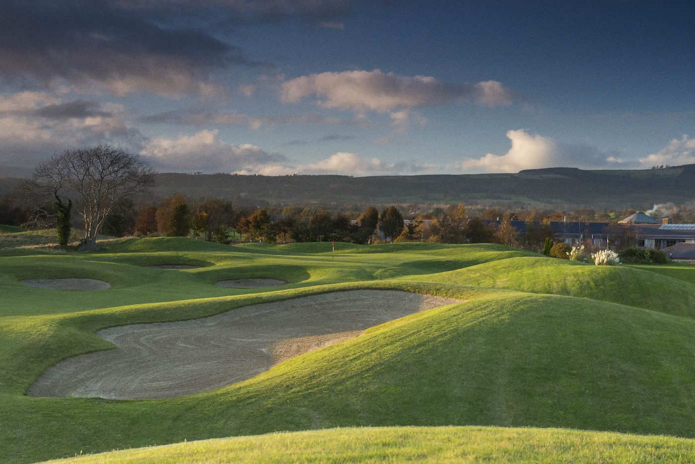 golf-expedition-golf-reizen-ierland-regio-dublin-druids-glen-golf-resort-golfbaan-bunker-bergen.jpg